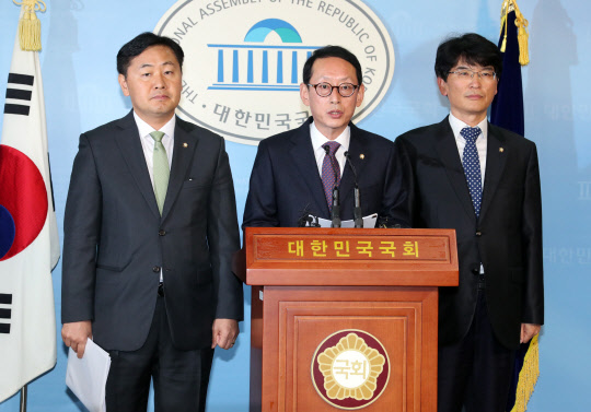 '국정농단 의혹사건' 특검법 합의한 여야      (서울=연합뉴스) 배재만 기자 = 새누리당 김도읍(가운데), 더불어민주당 박완주(오른쪽), 국민의당 김관영 원내수석부대표가 14일 오후 국회 정론관에서 최순실 국정농단 의혹 사건에 대한 별도의 특별검사법에 합의한 내용을 발표하고 있다. 특별검사는 더불어민주당과 국민의당 등 두 야당이 합의해 추천하며 이에 대통령은 추천 후보자 중 한 명을 임명하기로 했다. 특별검사보는 4명, 파견검사는 20명, 특별수사관은 40명으로 구성되며 수사기간은 최장 120일이다. 2016.11.14      scoop@yna.co.kr      http://blog.yonhapnews.co.kr/f6464  (끝)